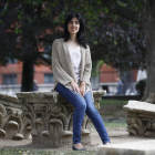 La poeta leonesa Raquel Lanseros en el Jardín del Cid esta misma semana