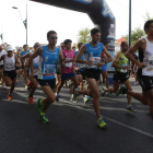 Los corredores de la prueba de San Andrés del Rabanedo tras darse la salida.