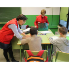 Voluntarios de Cruz Roja realizan tareas de apoyo escolar con niños. SECUNDINO PÉREZ