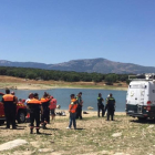 Los equipos de rescate, en el pantano en el que ha caído el aparato.