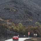 El fuego arrasó el monte entero, según se aprecia desde la carretera próxima a Paradela. ANA F. BARREDO