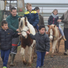 Los niños montaron en caballos enanos. MEDINA