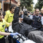 Roger Español es trasladado a un hospital tras recibir el impacto de una pelota de goma durante las cargas de la Policía Nacional en el colegio Ramon Llull durante el referendum del 1-O.