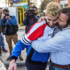 El exjugador de la Arandina CF, Carlos Cuadrado, abraza a su padre tras su salida de la prisión de Burgos donde se encontraba