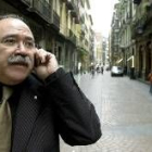 Josep Lluis Carod-Rovira hablando por el telefono móvil en un día de descanso político
