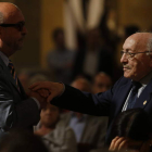 El hermano Tomás, arriba a la derecha, fue quien le transmitió a Juan Arias su pasión por el balonmano. En la otra imagen, Juan de Dios Román e Isidoro Martínez.