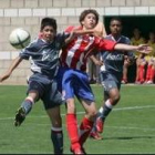 Un jugador del Benfica y otro del Atlético pugnan por controlar un balón
