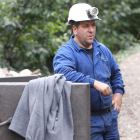 Uno de los mineros a la entrada del pozo Casares.