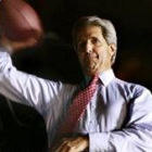 Kerry recoge un balón de futbol americano en Miami (Florida)