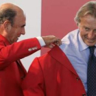 Emilio Botín coloca la chaqueta roja al presidente de Ferrari, Luca di Montezemolo.