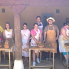 Los alumnos del curso aprenden la técnica del centrado del barro en los tornos de pie.