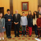 El alcalde con los premiados en el concurso de pintura y relatos breves
