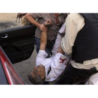 Traslado de un herido alcanzado por el tiroteo en Kerdasa, cerca de El Cairo.