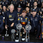 Verstappen celebra junto a toda la escudería su título. ROBICHON