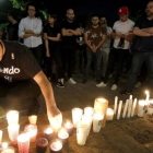 Familiares y amigos de los tres estudiantes asesinados durante una vigilia frente a la casa del gobernador del estado de Jalisco el 23 de abril.
