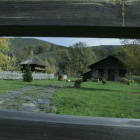 Dos construcciones típicas de la aldea de Sorbeira con los montes ancareses al fondo.