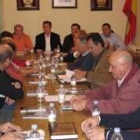 Reunión de los diputados del PSOE en Sabero con alcaldes y concejales