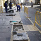 Los trabajos de las brigadas de Obras han comenzado por renovar las losas dañadas de la Calle Ancha