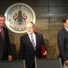 Los consejeros Silván y Mateos junto al rector de la Universidad de Valladolid, Sacristán.