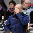 El etarra Sergio Polo se cubre la cara ayer, durante el juicio contra él en la Audiencia Nacional por el asesinato del comandante Cortizo en León el 22 de diciembre de 1995.