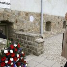 García-Margallo, en la puerta de entrada al crematorio.