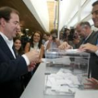 El presidente de la Junta deposita su voto en la urna, ayer en el Auditorio de León