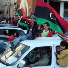 Niños libios ondean la bandera del país en la celebración del aniversario de la revolución.