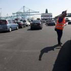 Una trabajadora indica a uno de los viajeros su zona de embarque hoy en el puerto de Algeciras, durante la Operación Paso del Estrecho.