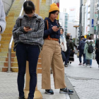 Jóvenes utilizan el móvil en las calles del barrio de Shibuya, en Tokio, que inspira a las marcas españolas.