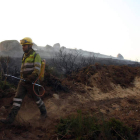 Dos trabajadores forestales, el pasado 17 de octubre, tras sofocar las llamas en las proximidades de Campo del Agua.