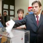 El presidente yugoslavo, Vojislav Kostunica, en el momento en el que introducía su voto en las urnas