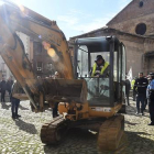 Una veintena de personas concentradas hoy en la Plaza del Grano en protesta por las obras. J. CASARES