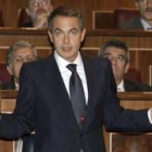 Zapatero responde a una pregunta durante la sesión de control al Gobierno celebrada  en el Congreso