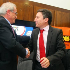 El alcalde de Ponferrada, Samuel Folgueral (C), junto al director de Márketing del grupo Gadis, Antonio Cortés (I), y el concejal de Deportes del Ayuntamiento de Ponferrada, Sergio Gallardo (D), durante la firma del patrocinio para el Mundial de Ciclismo.