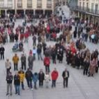 Vista parcial de algunos de los asistentes a la concentración que ayer tuvo lugar en la plaza Mayor