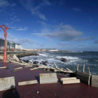 Paseo marítimo de A Coruña, donde el temporal ha causado importantes destrozos en el mobiliario urbano y en la balaustrada que cerca el paseo marítimo.