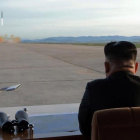 Kim Jong-un contempla el lanzamiento del último misil balístico norcoreano
