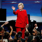 Clinton saluda al público al final del debate con Trump, en Nueva York.