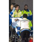 Traslado de uno de los heridos en el tiroteo.