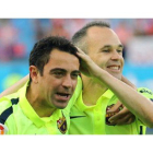 Xavi e Iniesta, emocionados, al lograr el título de Liga en el Calderón.