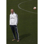 Zinedine Zidane, técnico del Madrid, durante el entrenamiento de este domingo del primer equipo.