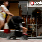 Una mujer pasa ante un establecimiento en Rakuten, en Tokio.