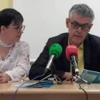 La alcaldesa Camino Cabañas y el director del centro asociado de la Uned en Ponferrada, Jorge Vega. DL