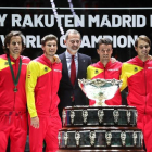 El rey acompañado por el equipo español y el trofeo obtenido. JUANJO MARTÍN