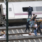Los servicios de emergencia atienden a los heridos el día del accidente en Santiago. LAVANDEIRA JR