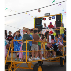 Los desfiles llenan de colorido las fiestas. DL
