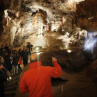Un grupo de visitantes, en el interior de la cueva, ayer, en el primer día de apertura al público. JESÚS F. SALVADORES