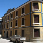 Imagen de archivo del edificio, cuando se procedía a la mejora de sus fachadas.