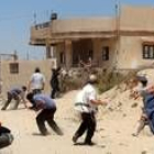 Colonos judíos lanzan piedras contra una casa palestina, al sur de Gaza