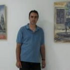Rodríguez posa junto a dos de sus obras expuestas en Astorga